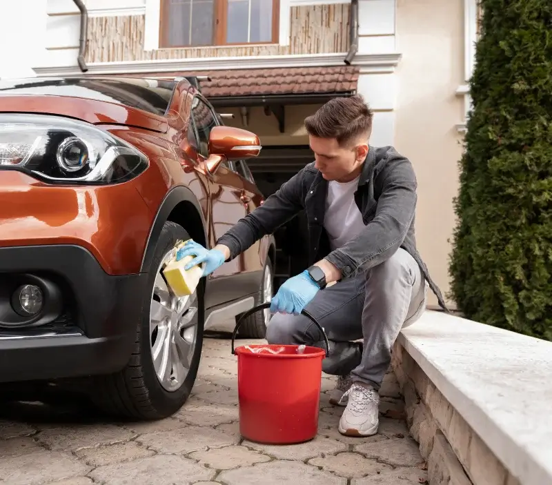 Lavage auto à domicile Saint-Escobille : professionnel intervenant sur un véhicule
